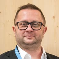 Portrait d'Octave Klaba, fondateur d'OVHcloud